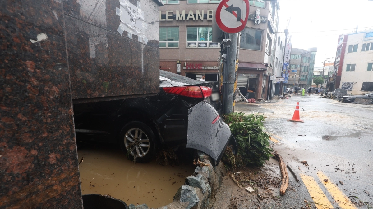 거제 집중호우…승용차 파손