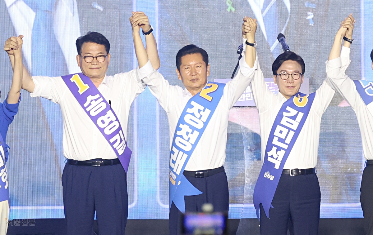 더불어민주당 송영길(왼쪽부터)·정청래·김민석 당대표 후보가 17일 대전 유성구 대전컨벤션센터 제2전시장에서 열린 8·17 전당대회에서 손을 잡고 만세 포즈를 취하고 있다. 대전 이지훈 기자