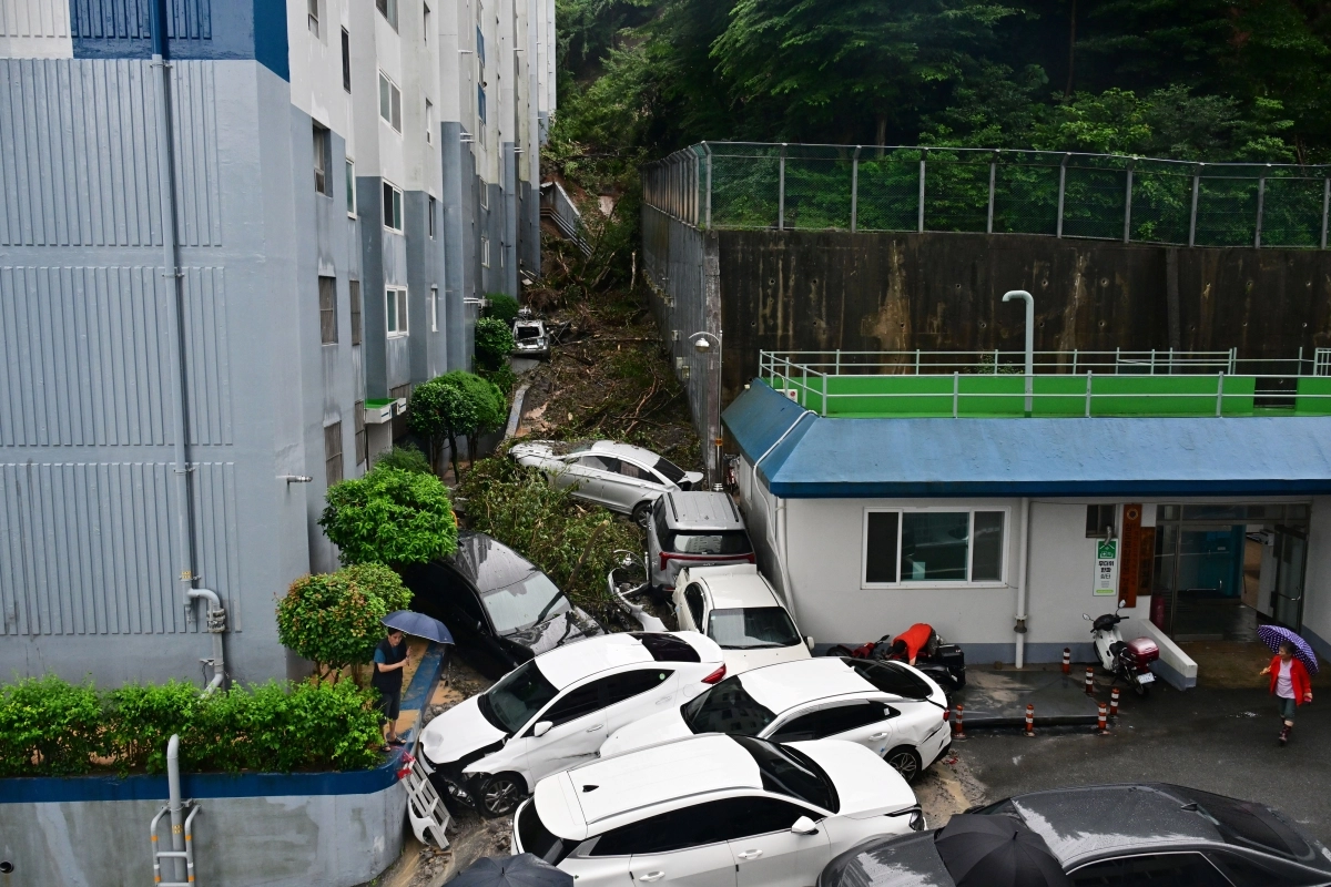 아파트 덮친 산사태