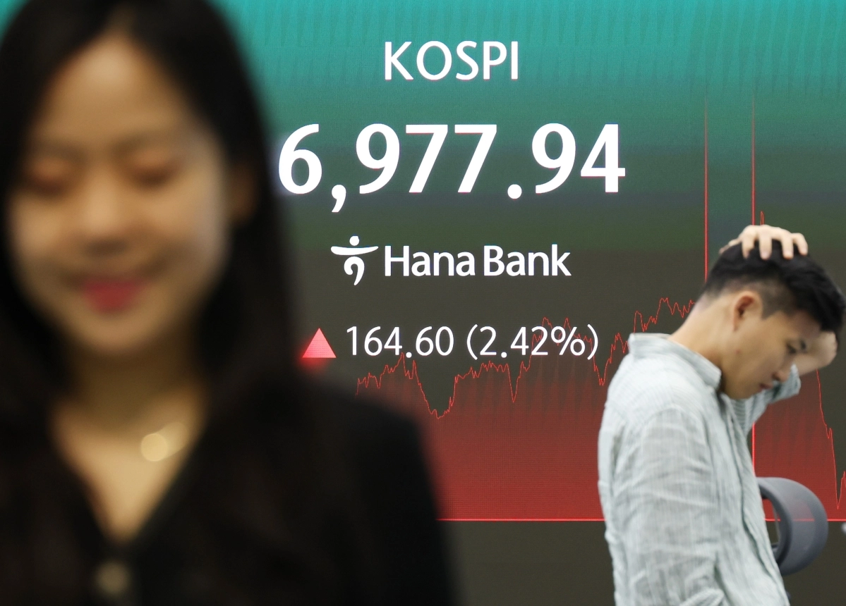 14일 중구 하나은행 본점 딜링룸 전광판에 코스피 종가가 표시돼 있다. 이날 코스피는 164.60포인트(2.42%) 오른 6,977.94로 거래를 종료했다. 코스닥은 6.70포인트(0.78%) 오른 868.07로 개장, 3.28포인트(0.38%) 오른 864.65에 장을 마쳤다. 원/달러 환율은 1.1원 내린 1,418.3원을 기록했다. 2026.8.14   연합뉴스