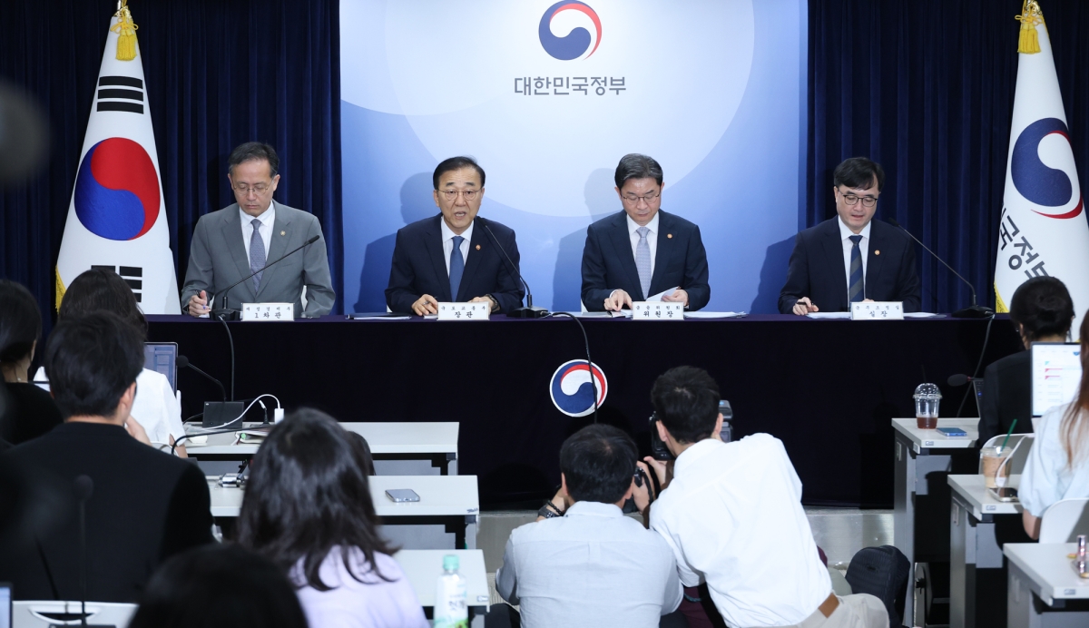 김윤덕 국토교통부 장관이  13일 서울 종로구 정부서울청사에서 전월세 및 매매시장 안정을 위한 주택 신속공급 방안 및 부동산 시장 안정을 위한 금융 종합대책을 발표하고 있다. 왼쪽부터 이형일 재정경제부 1차관, 김윤덕 국토교통부 장관, 이억원 금융위원회 위원장, 임기근 국무조정실장.. 2026.8.13 연합뉴스