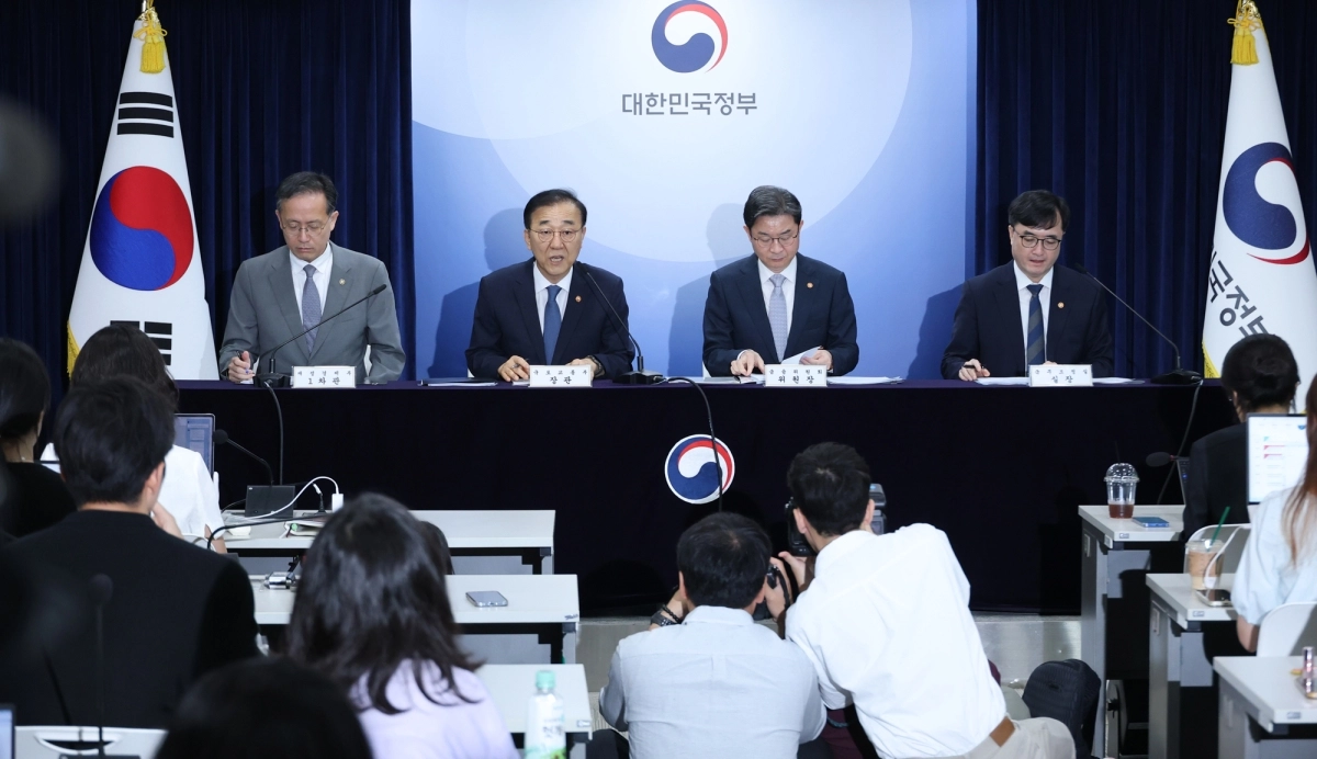 김윤덕 국토교통부 장관이  13일 서울 종로구 정부서울청사에서 전월세 및 매매시장 안정을 위한 주택 신속공급 방안 및 부동산 시장 안정을 위한 금융 종합대책을 발표하고 있다. 왼쪽부터 이형일 재정경제부 1차관, 김윤덕 국토교통부 장관, 이억원 금융위원회 위원장, 임기근 국무조정실장.. 2026.8.13 연합뉴스