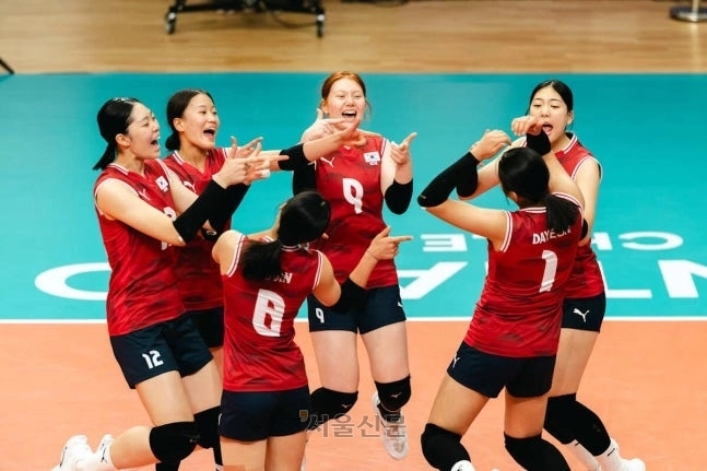 17세 이하(U-17) 여자배구 대표팀 선수들이 17일(한국시간) 칠레 산티아고 국립 스타디움 파크 코트에서 열린 2026 국제배구연맹(FIVB) U-17 세계선수권대회 이탈리아와의 5위 결정전에서 득점 후 기쁨의 세리머니를 선보이고 있다. 2026.8.17 FIVB 제공