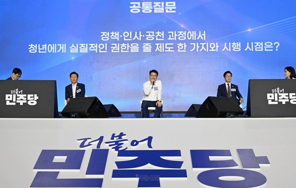 정청래(왼쪽부터), 송영길, 김민석 더불어민주당 당대표 후보가 17일 대전 유성구 대전컨벤션센터 제2전시장에서 열린 제3차 정기전국당원대회에서 2030청년 토크 콘서트를 하고 있다.  2026.8.17 대전 이지훈 기자