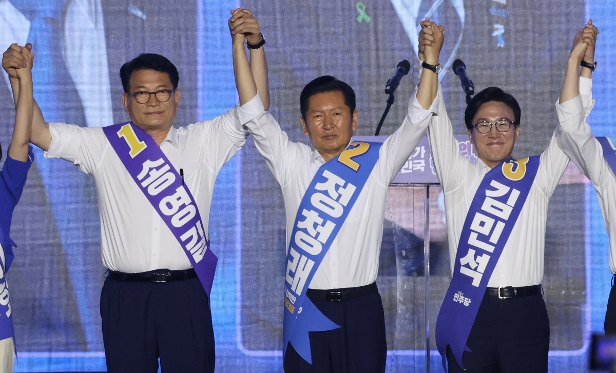 더불어민주당 당 대표 후보들이 17일 대전 컨벤션센터에서 열린 제3회 더불어민주당 정기 전국당원대회에서 당원들에게 인사하고 있다. 왼쪽부터 송영길, 정청래, 김민석 후보. 2026.8.17 연합뉴스