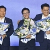 축하 꽃다발 든 김민석