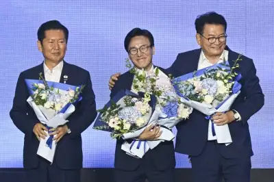 축하 꽃다발 든 김민석