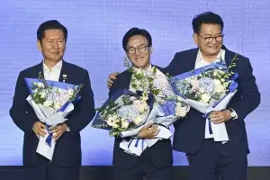 축하 꽃다발 든 김민석