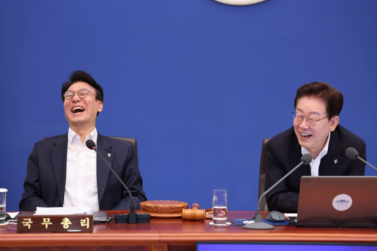 김민석(왼쪽) 신임 대표가 17일 더불어민주당 대표로 선출되면서 이재명 대통령과 당청 호흡을 맞추게 됐다. 김 대표는 이 대통령의 민주당 대표 시절 수석최고위원, 정부 출범 후에는 초대 국무총리를 지냈다. 사진은 지난 6월 30일 국무회의에서 함께 웃고 있는 김 대표와 이 대통령. 연합뉴스