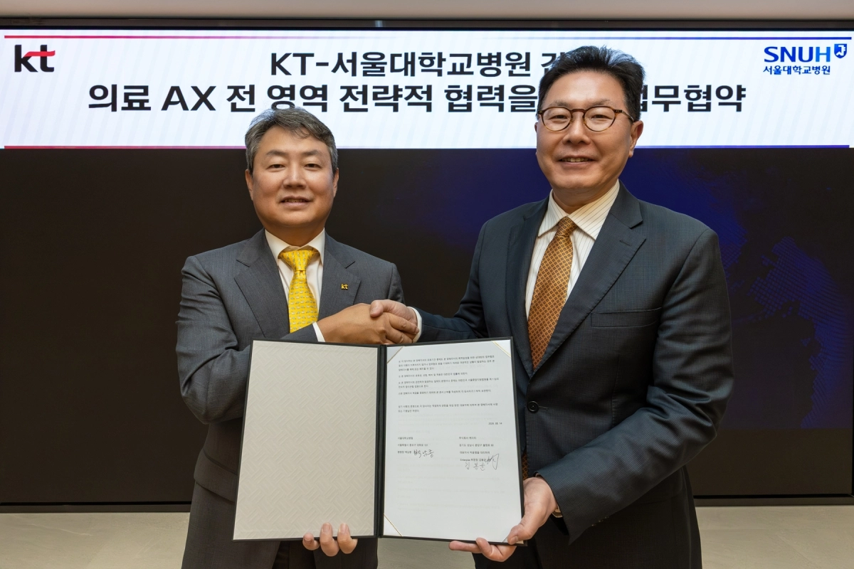 김봉균(왼쪽) KT Enterprise부문장과 백남종 서울대학교병원장이 기념사진을 촬영하는 모습. KT 제공