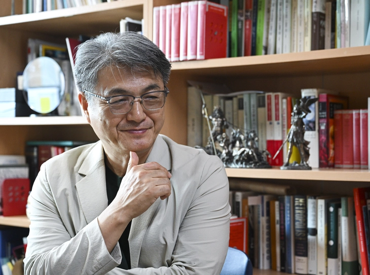 최근 출간한 ‘오뒷세이아’ 저자 김헌 서울대 인문연구원 교수가 17일 서울신문과 인터뷰하고 있다. 김 교수는 “고전은 답을 주는 게 아니라 질문을 던지는 데 그 가치가 있다”고 말했다. 이지훈 기자