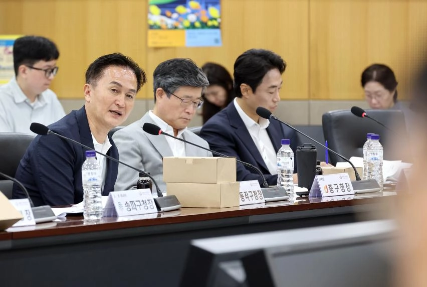 류삼영(왼쪽) 동작구청장이 지난 12일 서울시청 기획상황실에서 열린 제203차 서울특별시구청장협의회 정기회의에서 발언하고 있다. 동작구 제공