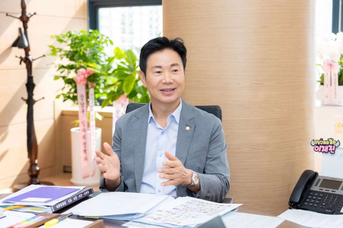 이재진 강남구의회 의장이 17일 구의회 의장실에서 서울신문과 인터뷰를 하고 있다. 강남구의회 제공