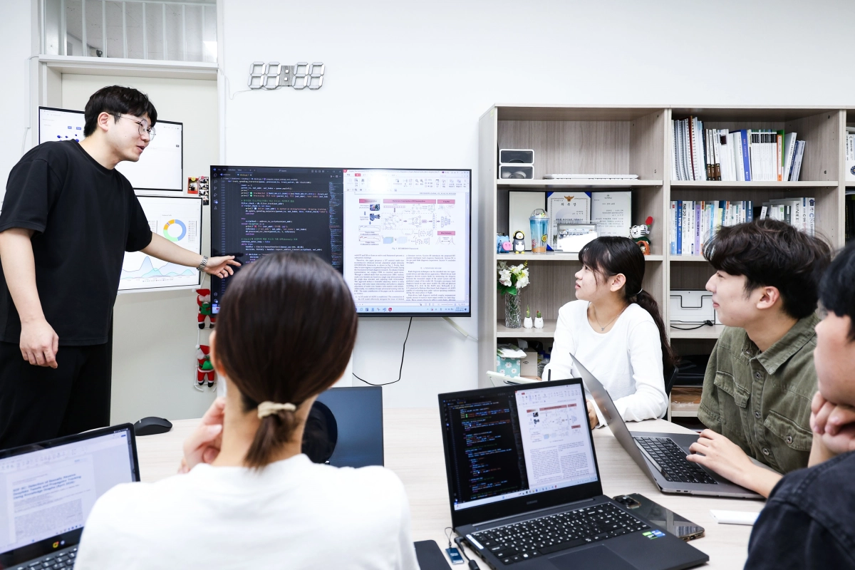 대구대 컴퓨터정보공학부 학생들이 프로젝트 회의에서 의견을 나누고 있다.  대구대 제공