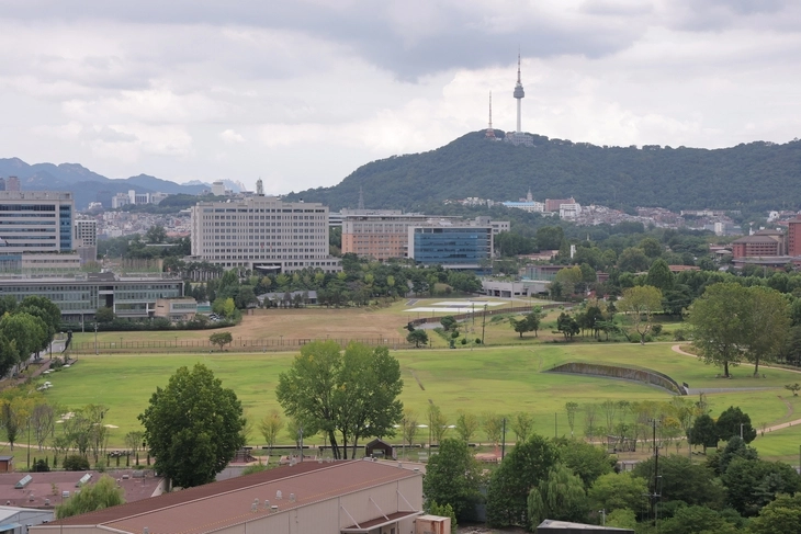 국토부가 용산공원 내 아파트 건설 가능성을 언급하면서 논란이 커지고 있다. 사진은 용산공원 내 용산어린이정원. 연합뉴스
