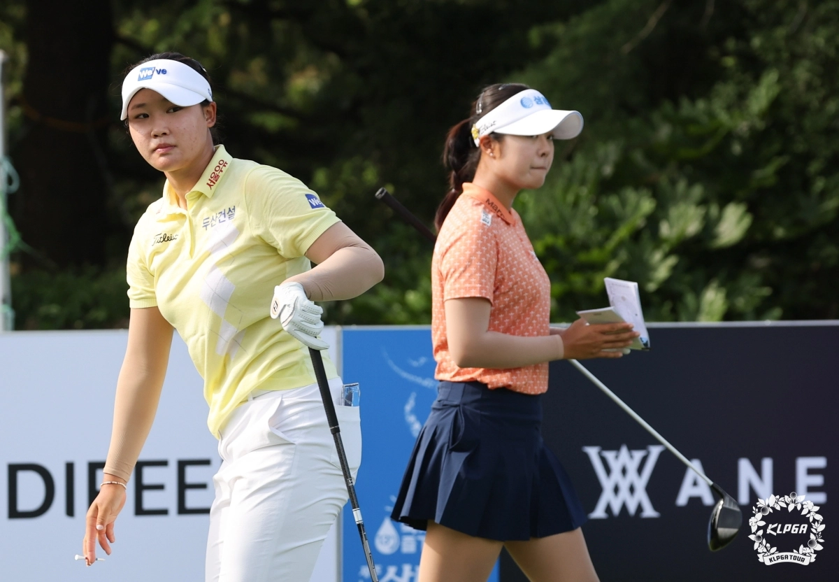 김민솔(왼쪽)과 서교림이 지난 16일 경기 포천시 몽베르CC에서 열린 KLPGA투어 메디힐·한국일보 챔피언십 최종 라운드에서 코스를 바라보고 있다. 이번 시즌 3승씩 올려 다승 공동 선두인 둘은 20일부터 나흘 동안 경기 포천시 포천힐스CC(파72)에서 열리는 KLPGA투어 시즌 두 번째 메이저대회 BC카드·한경 챔피언십(총상금 15억원)에서 4승 선착 경쟁을 펼친다. KLPGA 제공