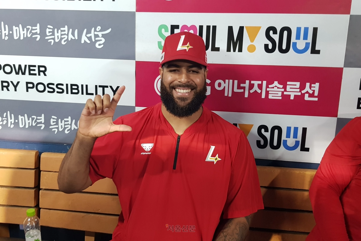 SSG 랜더스 페드로 아빌라가 16일 서울 잠실구장에서 열린 SSG와 LG 트윈스의 경기를 마치고 SSG를 대표하는 ‘L세리머니’를 선보이고 있다. 2026.8.16 류재민 기자