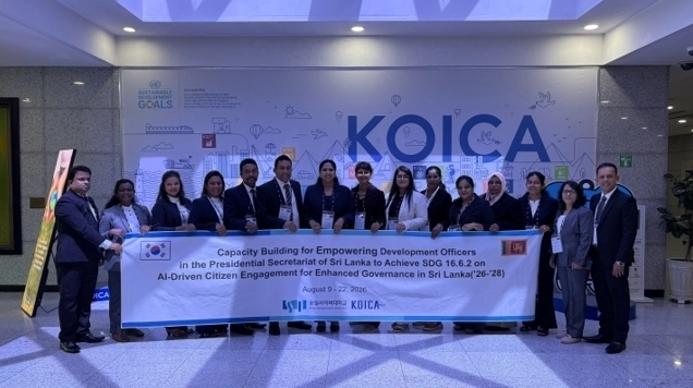 스리랑카 대통령 비서실 개발담당관들이 10일 KOICA 국제협력연수센터에서 열린 입교식에서 기념촬영을 하고 있다.