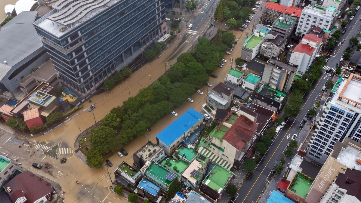 지난 17일 오후 경남 거제시 옥포동 일대 도로와 주요 교차로 전체가 흙탕물로 완전히 뒤덮여 있다. 2026.8.17. 연합뉴스