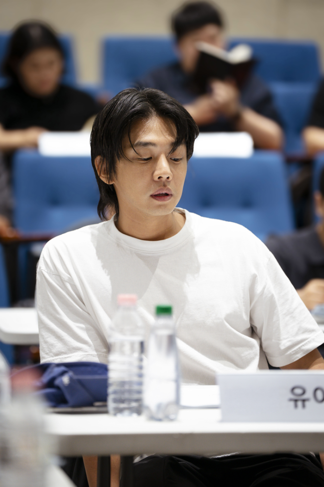 마약류 상습 투약 등 혐의로 대법원에서 징역형 집행유예를 확정받은 배우 유아인이 집행유예 기간에 장재현 감독의 신작 ‘뱀피르’에 캐스팅돼 대본 리딩 연습을 하고 있다. 자료 : NEW