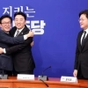 당청 ‘원팀’ 강조한 김민석·강훈식…웃으며 포옹 연출