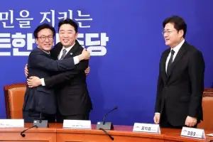 당청 ‘원팀’ 강조한 김민석·강훈식…웃으며 포옹 연출