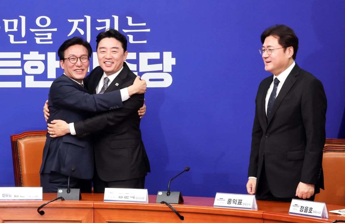 포옹하는 당-청,