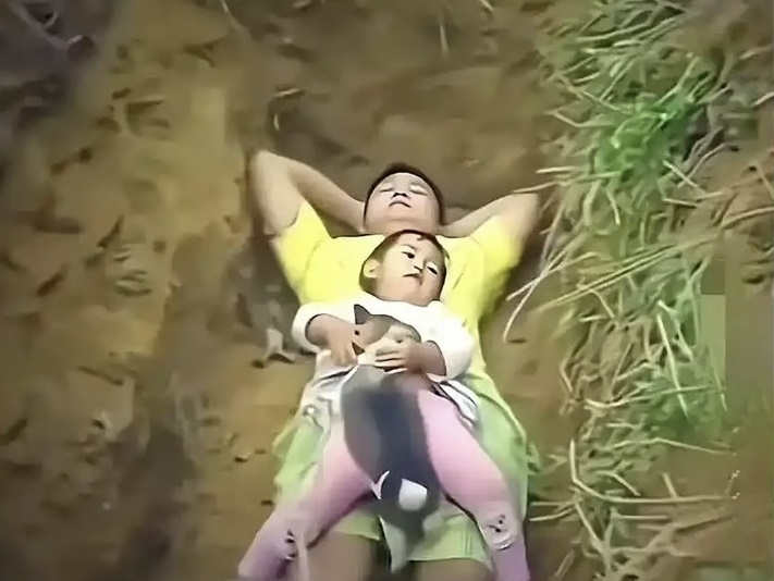 중증 희귀병 딸의 치료비가 없어 미리 무덤을 판 아버지가 딸이 회복하자 그 무덤을 꽃밭으로 만든 사연이 전해졌다. 바이두 캡처