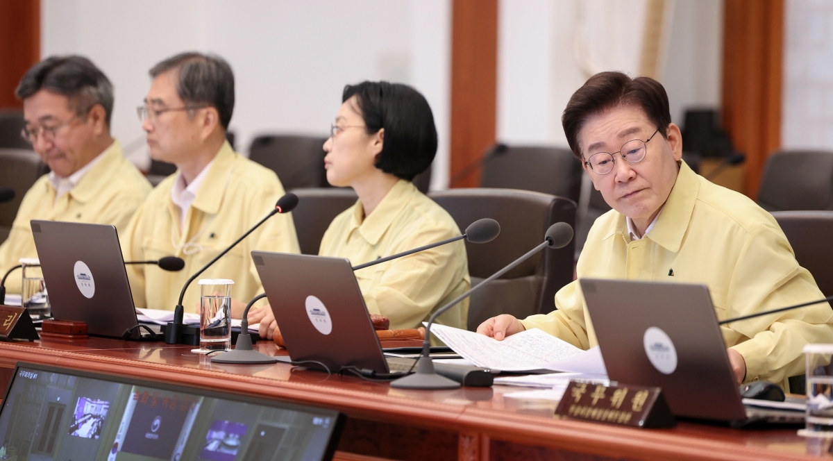 이재명 대통령이 18일 청와대에서 열린 제1회 을지국무회의에서 자료를 살펴보고 있다. 2026.8.18 연합뉴스