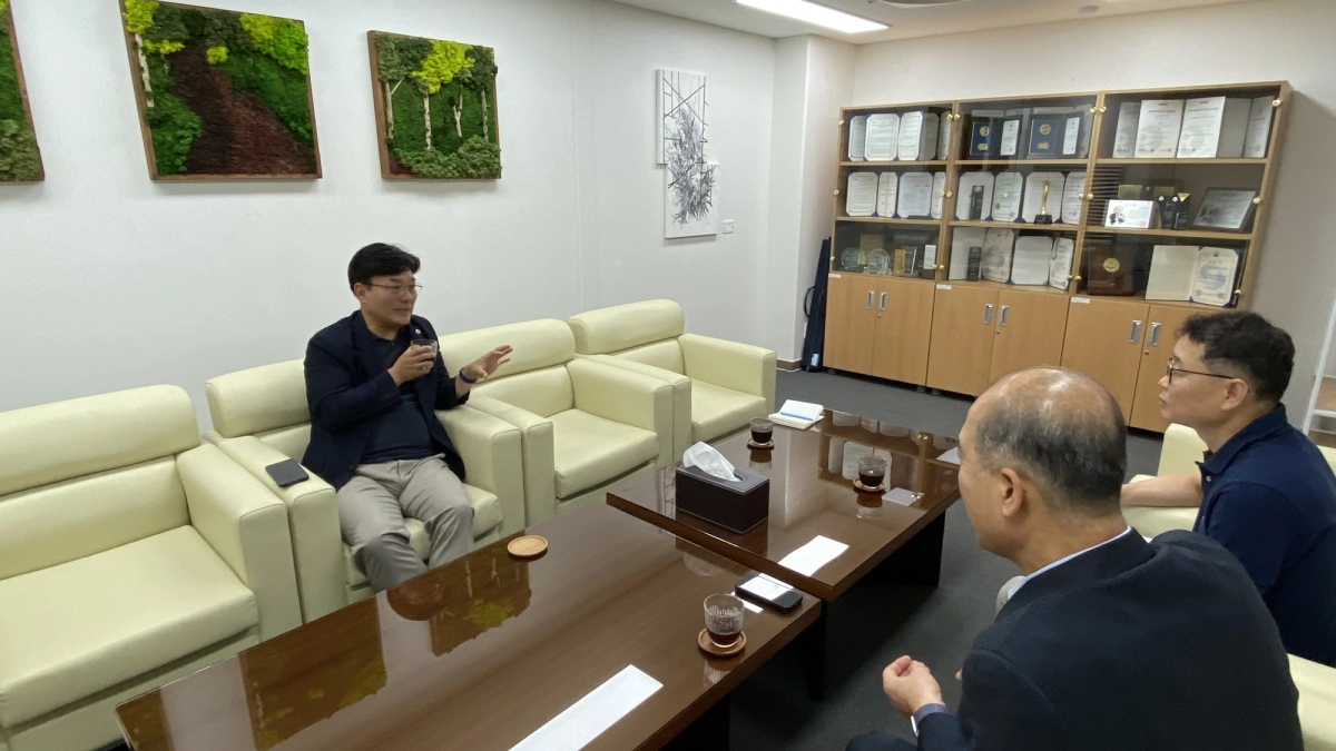 ▲최만식 의원이 경기도농수산진흥원을 방문해 진흥원 관계자들과 농식품 부산물 자원화 및 주요 농정 현안에 대해 논의하고 있다. (사진=경기도의회)