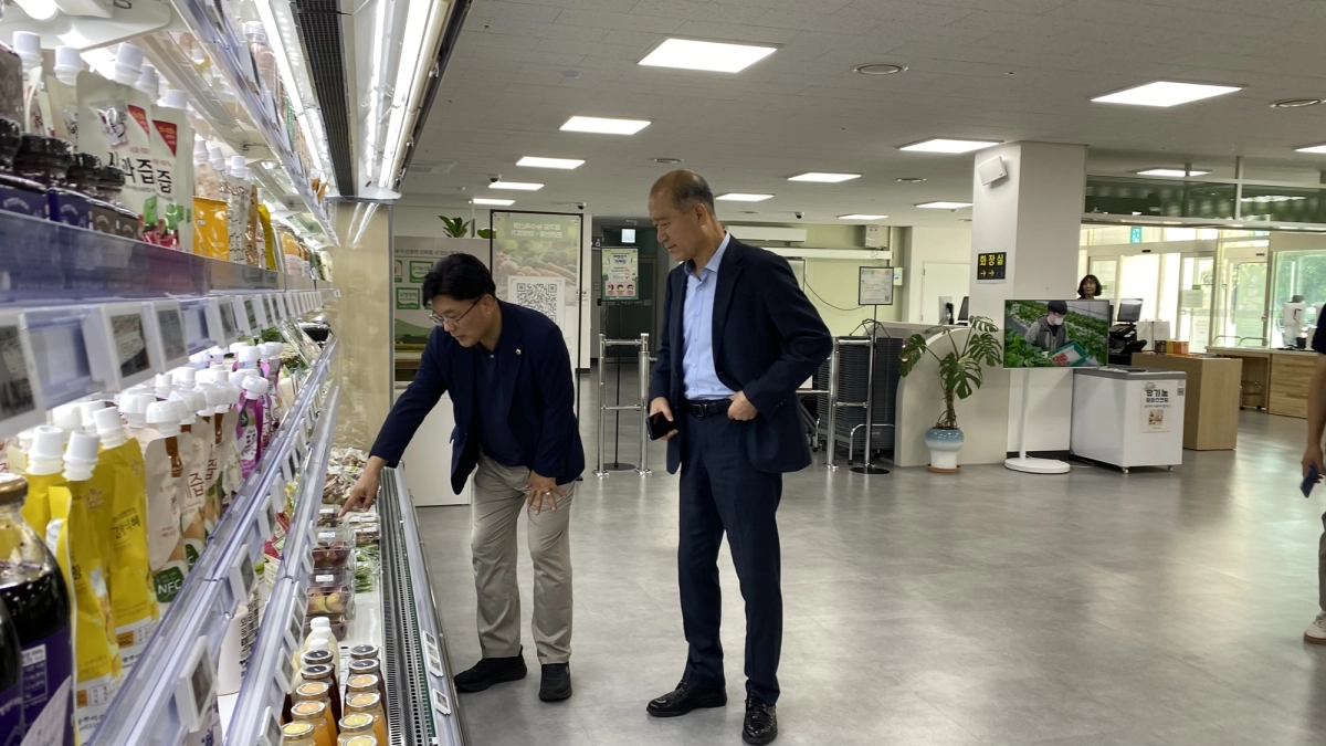 ▲최만식 의원이 관계자의 안내를 받으며 마켓경기 직매장에 진열된 농식품을 살펴보고 있다. (사진=경기도의회)