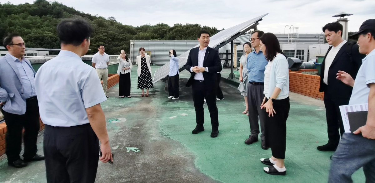 ▲김영훈 의원이 화성 나루고 옥상에서 학교 관계자 및 학부모들과 함께 방수층 노후 상태를 살펴보고 있다. (사진=경기도의회)
