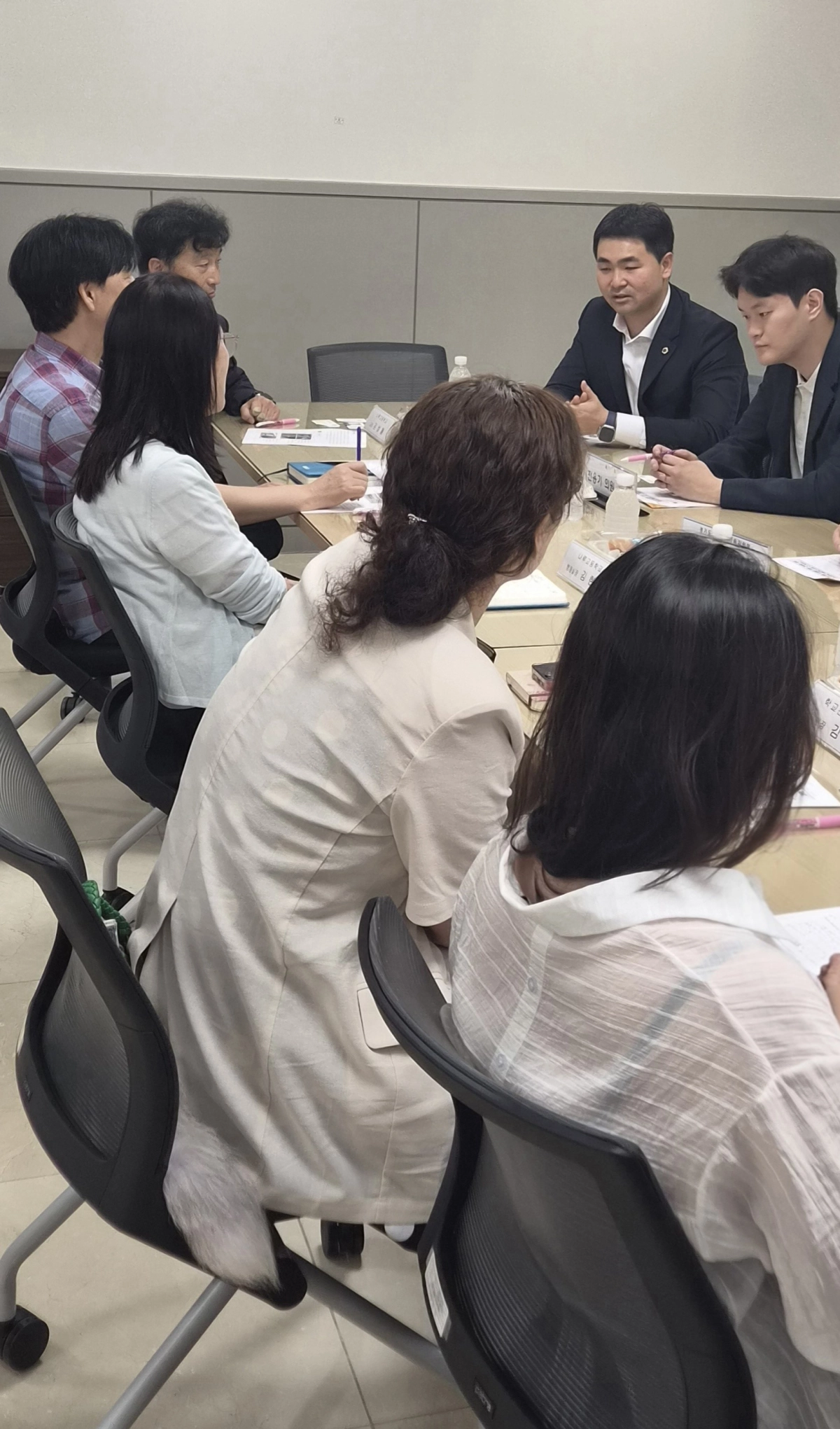 ▲김영훈 의원이 회의실에서 나루고 관계자, 학부모, 전용기 국회의원실 관계자 등과 누수 보수 대책 마련을 위한 간담회를 진행하고 있다. (사진=경기도의회)