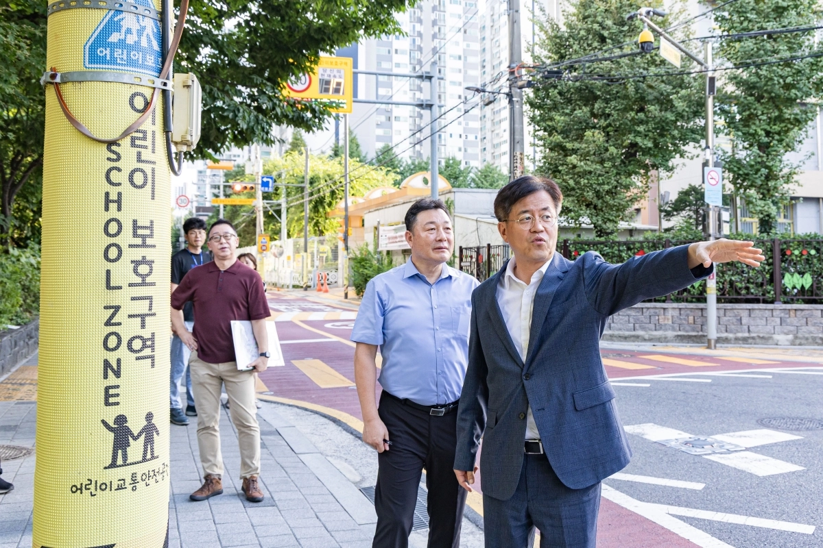 조유진(오른쪽) 서울 영등포구청장이 선유중학교 앞 보도를 점검하고 있다. 영등포구 제공