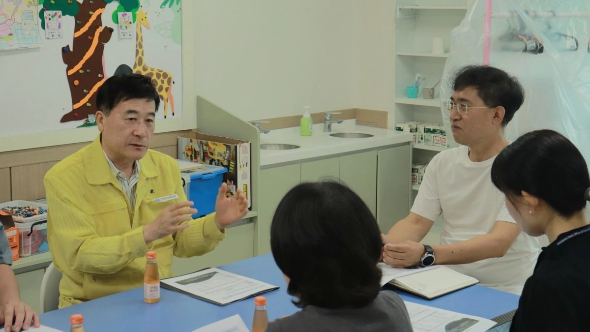 허성우 한국교육시설안전원 이사장(왼쪽에서 첫 번째)이 13일 강원 정선군 남선초등학교에서 학교 관계자들과 간담회를 갖고 현장의 안전관리 애로사항 등 의견을 청취하고 있다(사진=한국교육시설안전원 제공)