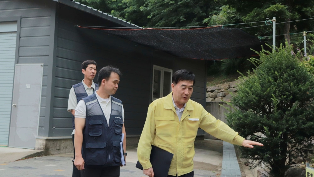 허성우 한국교육시설안전원 이사장(사진 오른쪽)이 학교 시설의 안전관리 상태를 직접 살펴보며 풍수해 취약시설을 점검하고 있다(사진=한국교육시설안전원 제공)