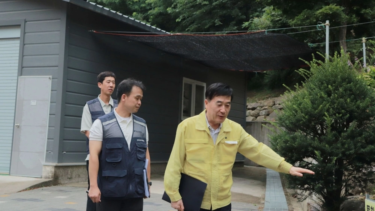 허성우 한국교육시설안전원 이사장(사진 오른쪽)이 학교 시설의 안전관리 상태를 직접 살펴보며 풍수해 취약시설을 점검하고 있다(사진=한국교육시설안전원 제공)