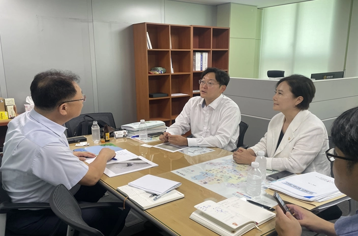 고찬양 의원은 지난 13일 강서구의회 김영회 의원과 함께 강서도로사업소장을 만나 화곡터널의 안전하고 쾌적한 환경 조성을 위한 개선 방안을 논의했다. 서울시의회 제공