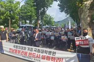 순천 시민들 의대 유치 염원 청와대 앞 궐기 대회···김문수 의원은 삭발