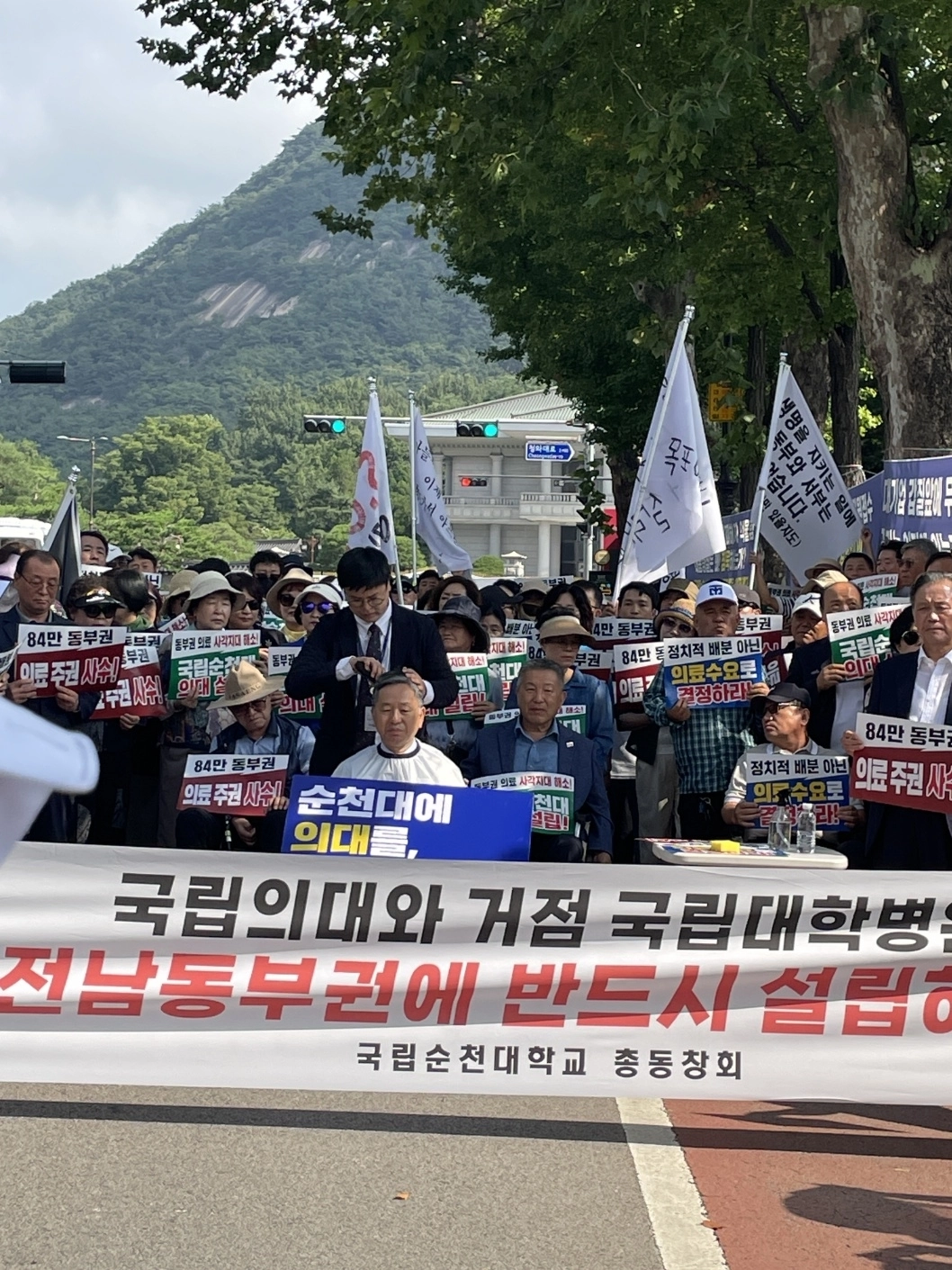 김문수(순천갑) 의원이 순천대 의대 설립을 주장하며 삭발을 하고 있다.