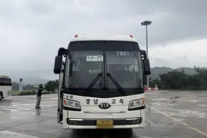 “고속버스서 용변 실수한 승객”…직접 씻기고 새 바지 입힌 기사