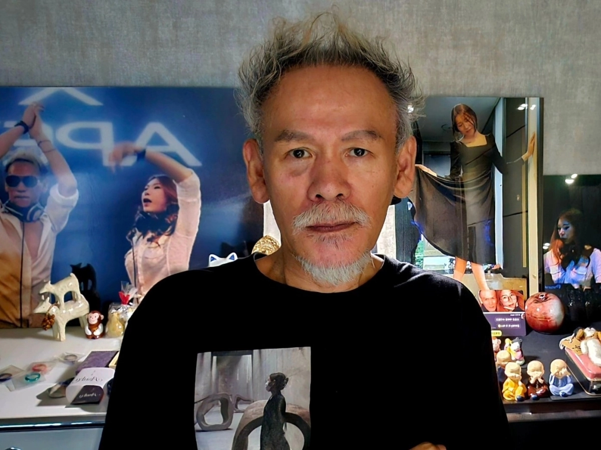 DJ 엉클이 지난 17일 암 투병 끝에 세상을 떠났다. 향년 70세. 사진은 2023년 세상을 떠난 딸의 사진들을 배경으로 서 있는 고인의 생전 모습. DJ 엉클 인스타그램 캡처