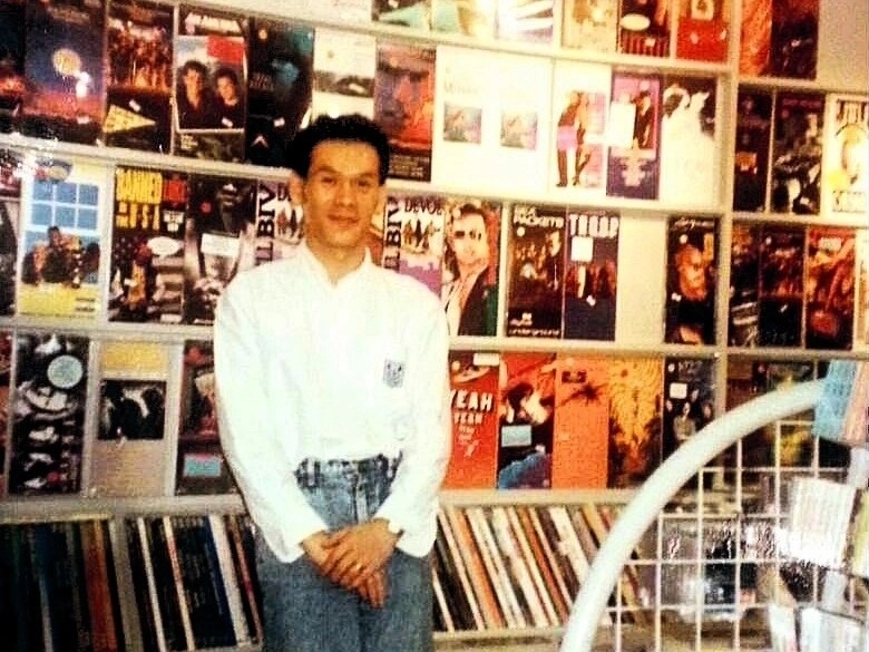 1992년 자신이 홍대에 연 ‘시티 비트 레코드’에서 포즈를 취하고 있는 고(故) DJ 엉클의 생전 모습. DJ 엉클 인스타그램 캡처