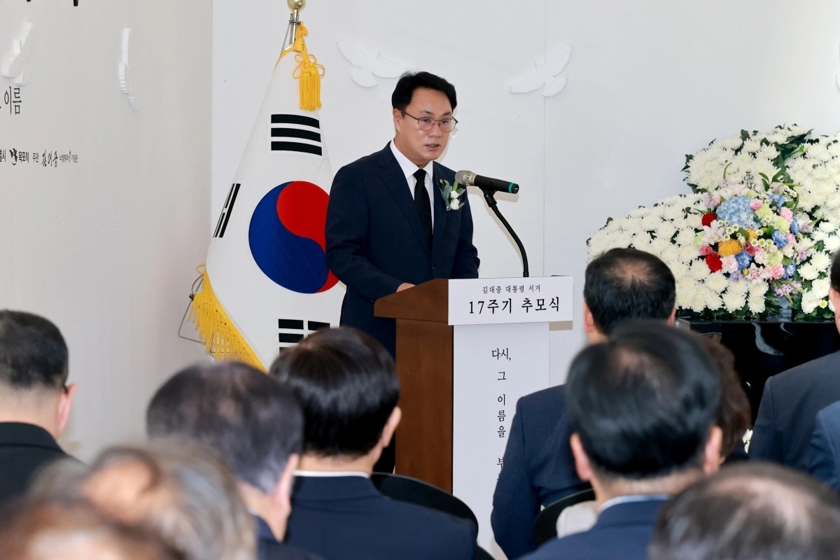 송형곤 전남광주통합특별시의장이 18일 김대중노벨평화상기념관에서 열린 ‘김대중 대통령 서거 17주기 추모식’에 참석,  추모사를 하고 있다. 전남광주통합특별시의회 제공