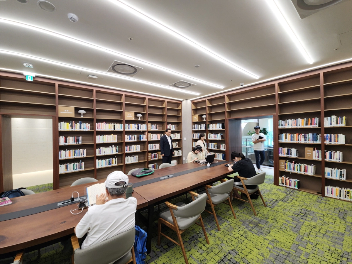 ▲이오수 문화체육관광위원회 부위원장이 수원 광교 경기도서관을 방문해 열람실 및 독서 공간 운영 실태를 점검하고 있다. (사진=경기도의회)