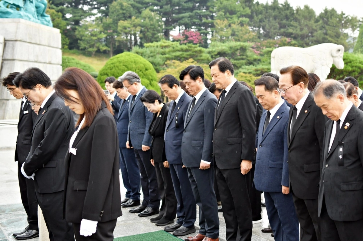 ▲황기철 전 국가보훈처장(오른쪽 네 번째)이 15일 국립대전현충원에서 열린 홍범도 장군 유해 봉환 5주년 기념식에 참석해 묵념하고 있다.
