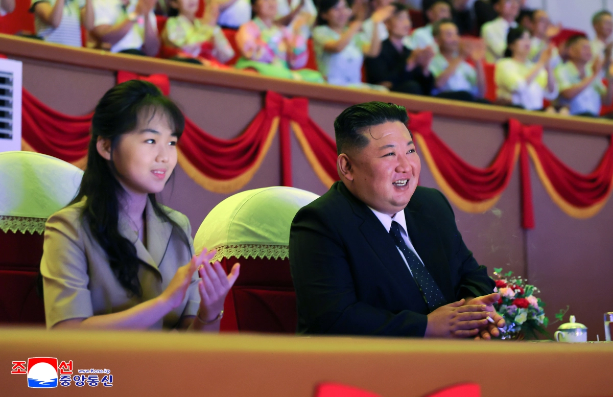 (평양 조선중앙통신=연합뉴스) 조선중앙통신은 17일 김정은 위원장이 딸 주애와 함께 ‘조국해방 81돌 경축 국립교예단 종합 교예공연’을 전날 평양교예극장에서 관람했다고 보도했다.