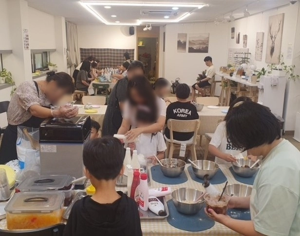 지난 7월 서울 구로구 오류동 문화공간 ‘다락’에서 참가자들이 여름맞이 팥빙수 만들기 체험을 하고 있다. 구로구 제공