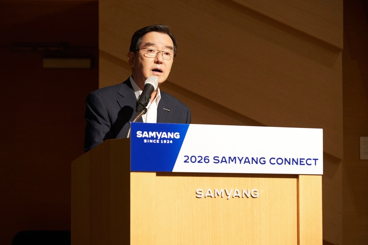 김윤 회장이 18일 판교 삼양디스커버리센터에서 개최한 ‘2026년 삼양 커넥트’에서 직원들에게 상반기 경영 성과와 하반기 전략 방향을 설명하고 있다. 삼양그룹 제공