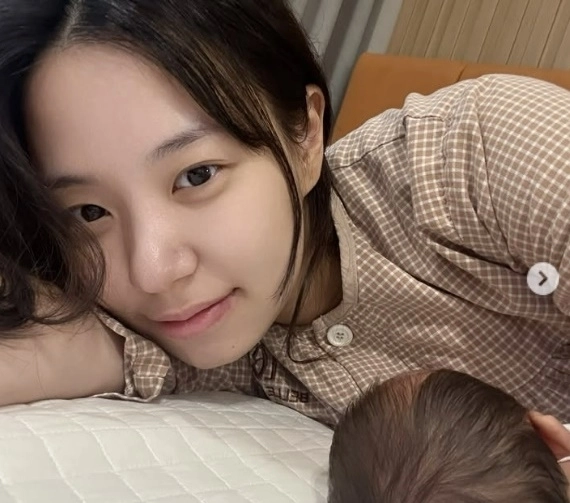 스타 셰프 최현석의 딸이자 모델인 최연수가 출산 한 달 만에 단유한 이유로 ‘방아쇠 수지 증후군’을 언급했다. 최연수 SNS 캡처
